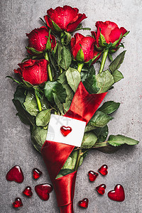 伟大的红玫瑰花与循环贺卡与心,顶部的爱象征情人节的图片