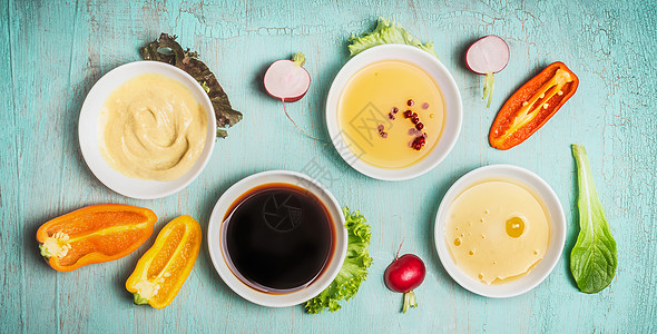 碗中的健康沙拉酱成分香脂芥末橄榄油蜂蜜,俯视图饮食,素食纯素食品的图片