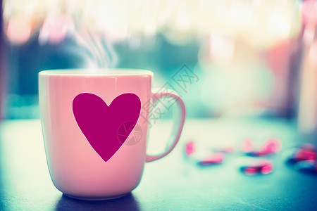 可爱的杯子,粉红色的心窗台上,晚上的自然背景与波基,正的爱的象征情人节的图片