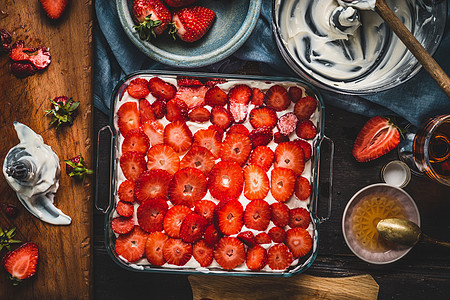 草莓蛋糕,烹饪准备与配料厨房工具,顶部视图图片
