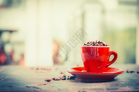 红色浓缩咖啡杯桌子上的咖啡馆餐厅背景,正视图图片