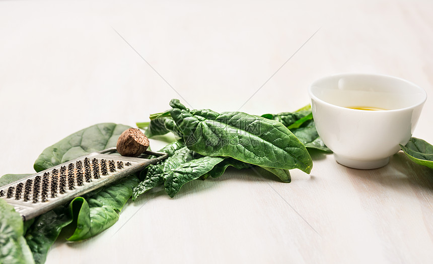 菠菜烹饪原料白色木制背景上图片