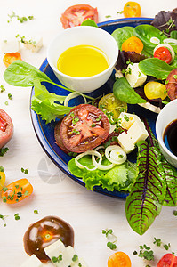 新鲜健康沙拉配西红柿草药羊肚菌油图片