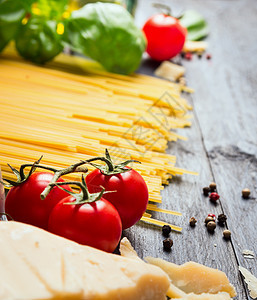 西红柿用于蓝色木制背景上的意大利酱图片