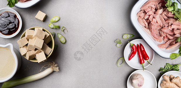 亚洲烹饪原料碗中与豆腐,辣椒,酱油,肉,生姜肉汤灰色混凝土背景,顶部视图,横幅亚洲美食的图片