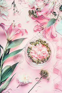 粉红色花店工作区百合花其他花,璃花瓶水节日鲜花安排制作,顶景图片