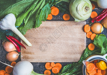 健康素食烹饪新鲜机成分各种农场蔬菜,草药,香料周围的乡村木制肠板背景,顶部视图,框架图片