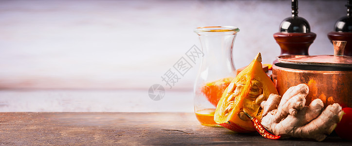 厨房桌子上的南瓜锅油姜,正风景秋季烹饪灵感食谱的食物背景,横幅图片