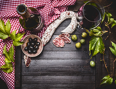 意大利食品生活与瓶子杯红酒,橄榄香肠黑暗的乡村背景,顶部视图,框架图片