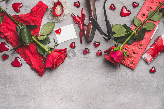 女情人节红色约会配件鞋子,内裤,玫瑰花,蜡烛,皇冠空白纸卡,心灰色背景,顶部视图,边框图片