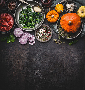 健康素食烹饪食材的食物背景,美味南瓜菜食谱碗中番茄酱,菠菜,洋葱片,南瓜籽,顶部视图,横幅干净的季节饮食图片