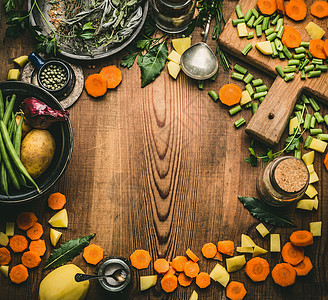 健康干净的烹饪饮食观念厨房台上各种配料切碎的蔬菜草药香料砧板勺子框架顶部视图图片