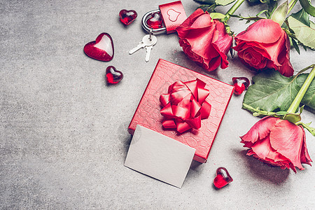 爱的红色礼品盒与玫瑰空白纸卡,心锁钥匙,顶部视图模拟问候母亲节,生日情人节图片