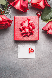 红色礼品盒,玫瑰空白纸卡心,顶部视图模拟问候母亲节,生日情人节图片