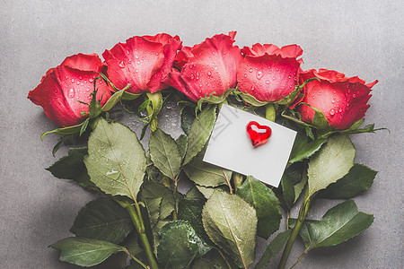 红色玫瑰与空白纸卡心,顶部视图模拟问候母亲节,生日情人节图片