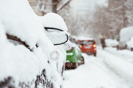 布加勒斯特市,场大雪后,汽车上覆盖着新鲜的白雪图片