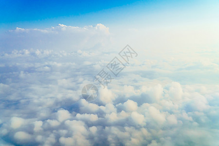 大地云蓝色地平线的美丽景观图片