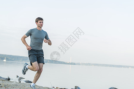 跑步运动员海边跑步男子健身上午慢跑锻炼健康图片