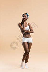 轻的非洲运动女孩的全长肖像图片