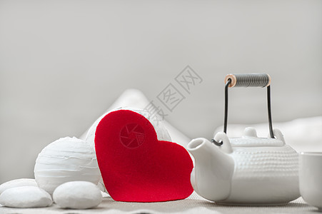 情人节情侣来说个惊喜红色心的浪漫茶具图片