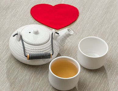 情人节情侣来说个惊喜红色心的浪漫茶具图片