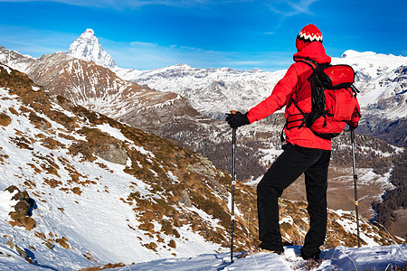 徒步旅行者休息下欣赏麦角峰晴天,初冬马特霍恩马西夫,瓦尔迪奥斯塔,意大利,欧洲图片
