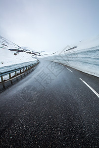 挪威的山路,围绕着雾雪图片