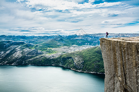 高原水preikestolenprekestolen,也被传教士的讲坛讲坛岩石的英文译本所熟知,挪威福桑德费克的著名旅游景点背景