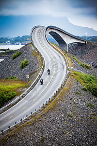 骑摩托车的两个骑自行车的人大西洋路大西洋路Atlanterhsveien被授予挪威世纪建筑的称号图片