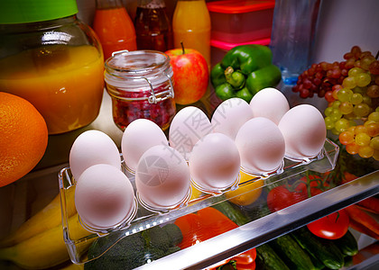 架子上的鸡蛋打开冰箱图片