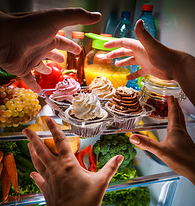 生鲜水果人的手晚上敞开的冰箱里伸手甜蛋糕背景