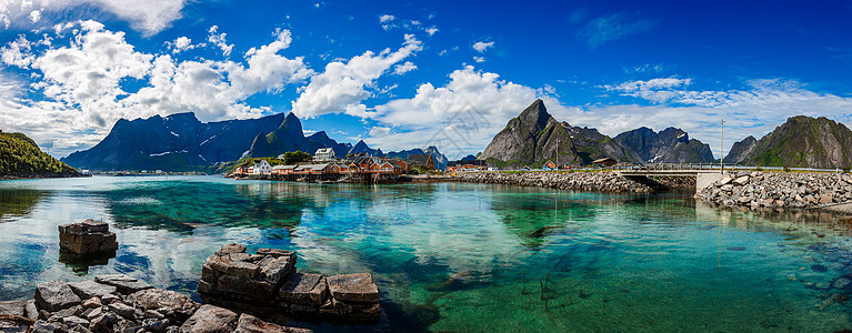 挪威诺德兰县的全景洛芬岛以独特的风景而闻名,戏剧的山脉山峰,开阔的大海庇护的海湾,海滩未触及的土地图片