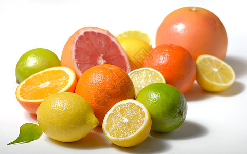 白色背景上分离的柑橘类水果图片