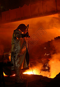 钢铁厂的钢铁工人背景图片