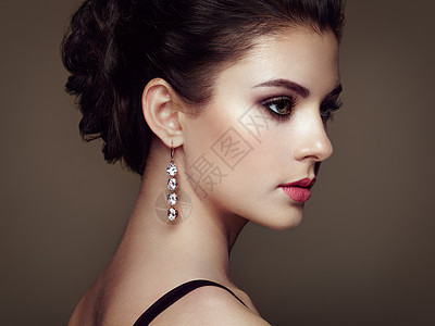 带珠宝的轻美女的时尚肖像黑发女孩完美的化妆美女风格的女人钻石配件背景图片