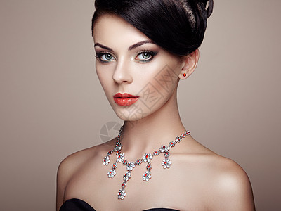 带珠宝的轻美女的时尚肖像黑发女孩完美的化妆美女风格的女人钻石配件背景图片
