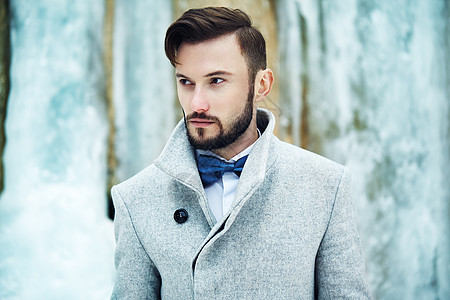 穿着灰色外套的帅哥的户外肖像时尚照片美丽的冬天风格图片
