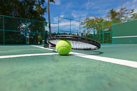 网球网球拍球场上网球网拍球场特写上图片