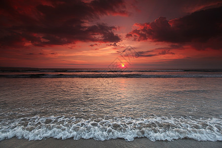巴厘岛日落美丽的海滩下,巴厘岛日落的天空下图片