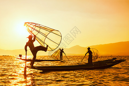 复古效果过滤了缅甸旅游景点的时髦风格形象传统的缅甸渔民inle湖渔网,以其独特的单腿划船风格而闻名缅甸inle湖的传背景图片