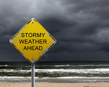 前方暴风雨天空下恶劣天气的黄色警告标志图片