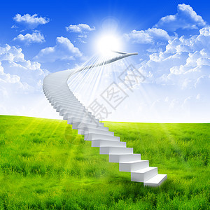 白色的梯子延伸明亮的天空,绿草的背景下通往天堂之路的象征图片