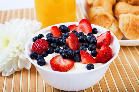 生鲜水果早点吃早餐草莓,奶油果汁健康生活方式的象征背景
