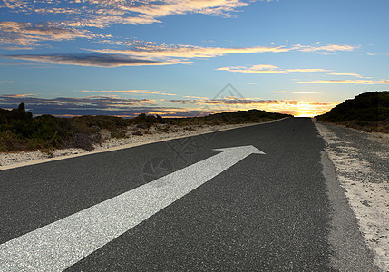 带白色箭头向前指示的道路图像图片