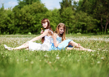 两个女孩夏天的公园里呆图片
