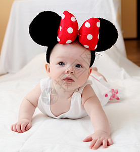 大老鼠耳朵的小婴儿的肖像图片