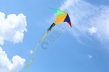 风风筝蓝色的夏日天空中飞翔背景