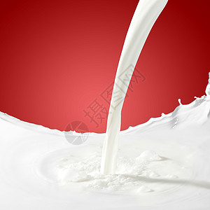倒牛奶飞溅将白色牛奶溅彩色背景上图片