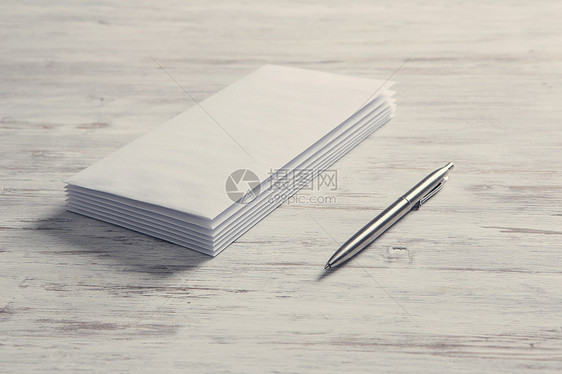 商业票据卡片木制老式桌子上的空白白卡图片