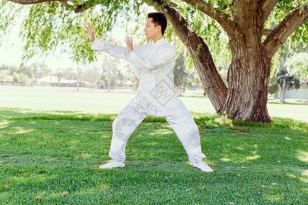 练泰国气的帅哥夏天公园里练泰拳的帅哥图片